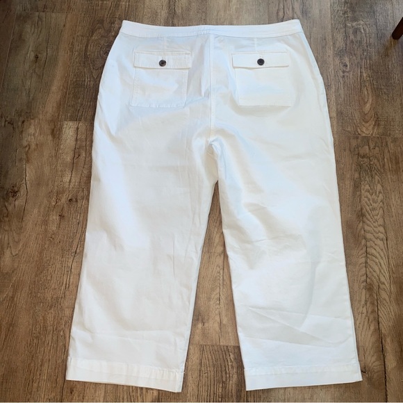Boden White Capris with Button Detail - Picture 3 of 12